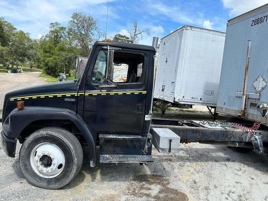 2002 FREIGHTLINER FL 70 - Image 2